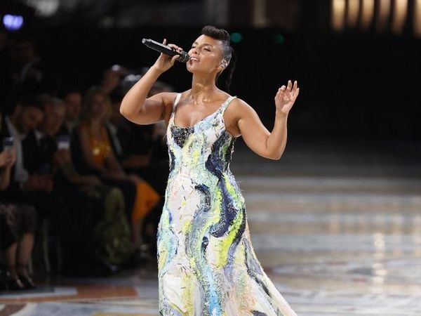 Potret Alicia Keys Pukau Panggung Vogue World Pakai Gaun Lukisan Tangan
