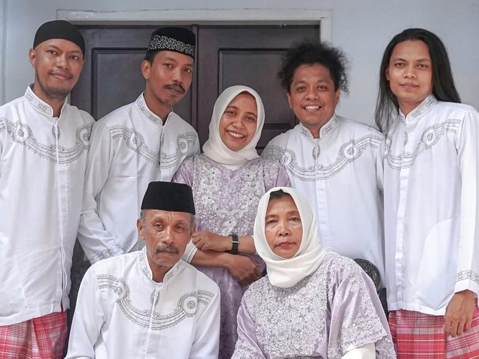 Arie Kriting Adik Arie Kriting, Amal Buton, meninggal dunia.