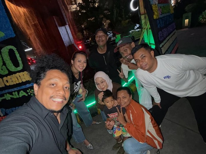 Arie Kriting Adik Arie Kriting, Amal Buton, meninggal dunia.