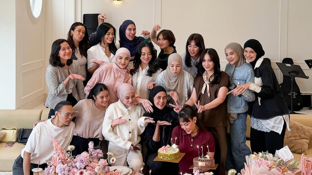 Perayaan HUT Ayu Dewi Jadi Ajang Berkumpul Geng Cendol