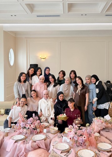 Foto Ulang Tahun ke-42 Ayu Dewi Dengan Nuansa Pink, Kumpul Bareng Geng Cendol