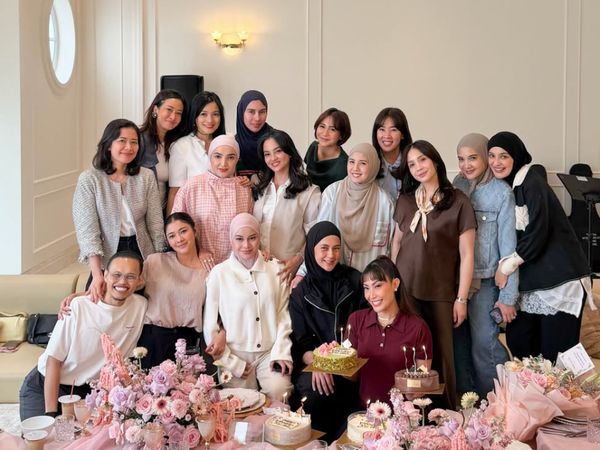 Foto Ulang Tahun ke-42 Ayu Dewi Dengan Nuansa Pink, Kumpul Bareng Geng Cendol