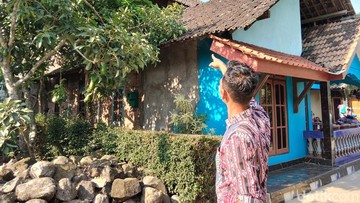Viral Bocah 5 Tahun 'Nangkring' di Atap Genting Pringsurat Temanggung