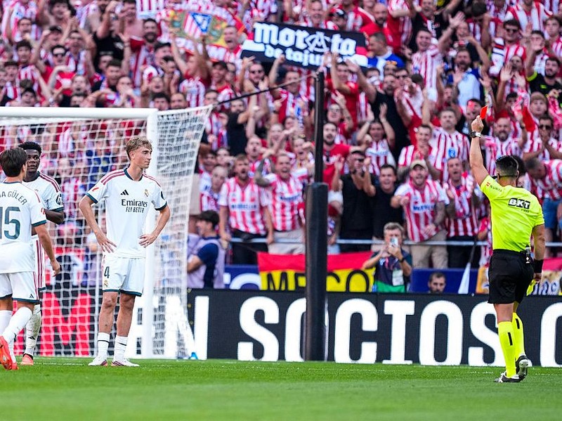 MADRID, SPAIN - SEPTEMBER 20: Dean Huijsen of Real Madrid CF receives the red card during the Spanish League, LaLiga EA Sports, football match played between Atletico de Madrid and Real Madrid CF at Riyadh Air Metropolitano stadium on September 20, 2026, in Madrid, Spain. (Photo By Oscar J. Barroso/Europa Press via Getty Images)