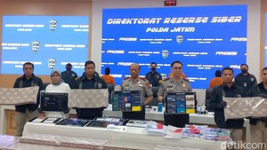 Penampakan Barang Bukti Rp 81 Miliar Hasil Penipuan Online yang Diungkap Polda Jatim