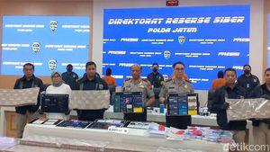 Penampakan Barang Bukti Rp 81 Miliar Hasil Penipuan Online yang Diungkap Polda Jatim