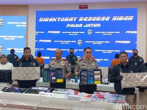 Penampakan Barang Bukti Rp 81 Miliar Hasil Penipuan Online yang Diungkap Polda Jatim