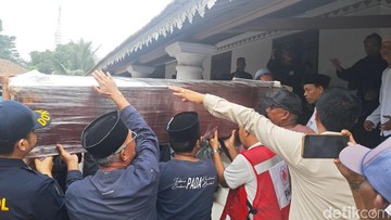 Haru Saat Jenazah ABK Kapal 5 Jurnalis Dibawa ke Carita untuk Dimakamkan