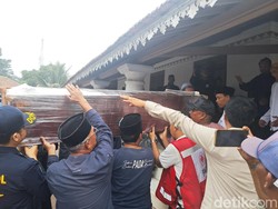 Haru Saat Jenazah ABK Kapal 5 Jurnalis Dibawa ke Carita untuk Dimakamkan
