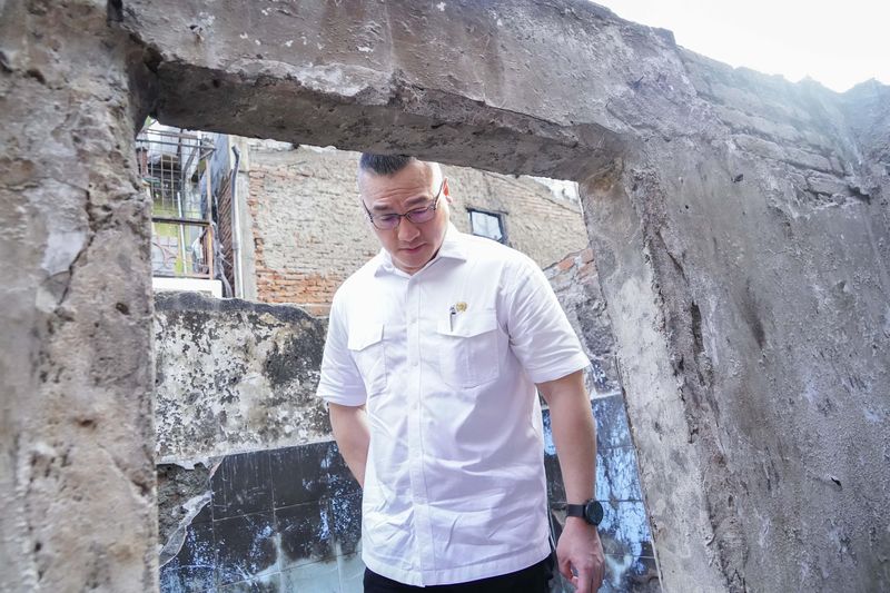 Kenneth DPRD DKI Serahkan Gaji & Tunjangan Sebulan untuk Korban Kebakaran Jelambar Kenneth DPRD DKI Serahkan Gaji & Tunjangan Sebulan untuk Korban Kebakaran Jelambar