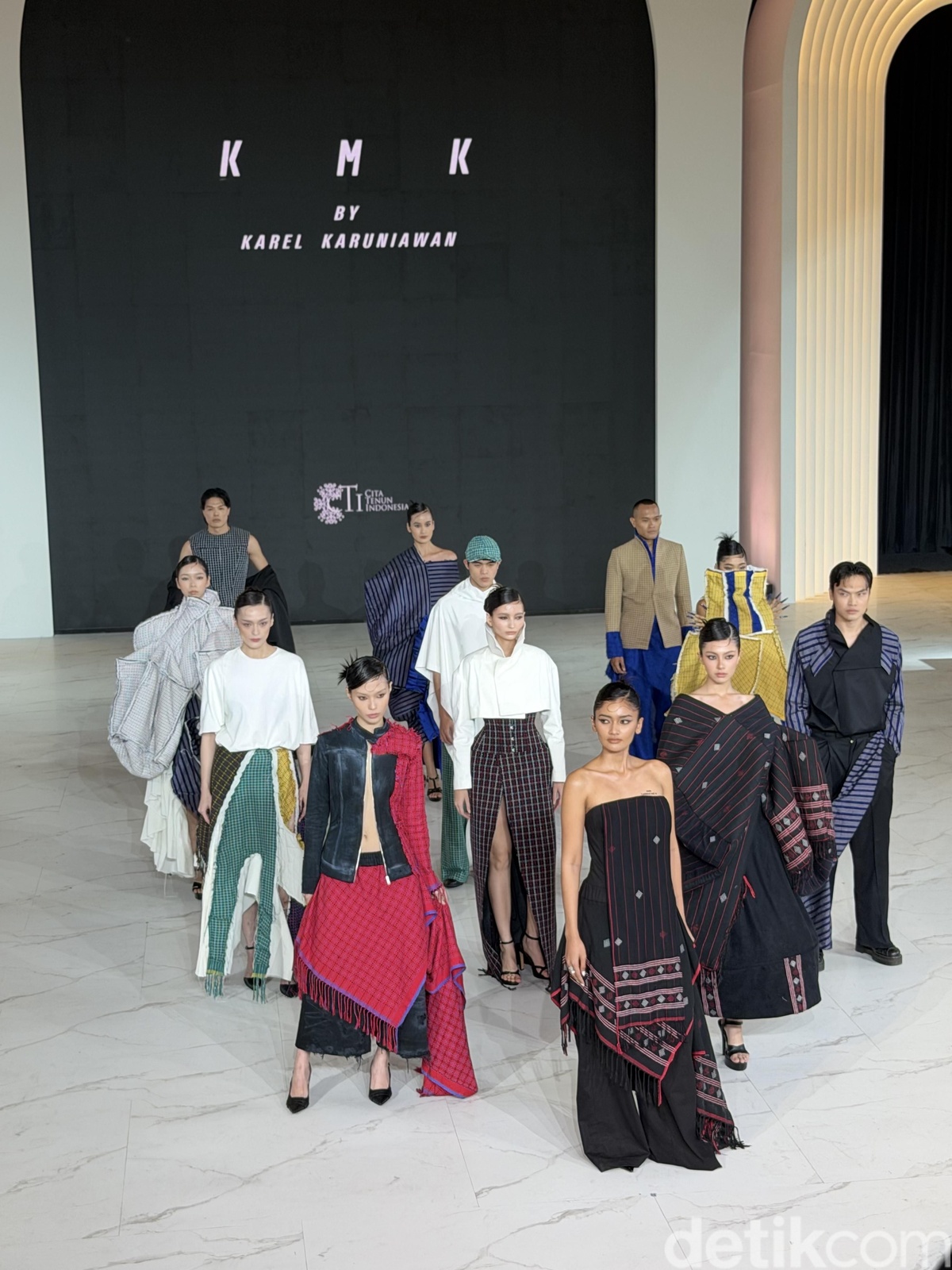 Sentuhan Modern Avant-Garde pada Eksotisme Tenun Baduy