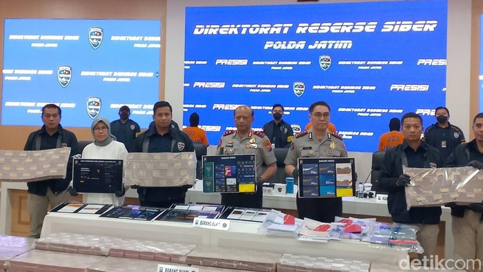 Konferensi pers penipuan kripto oleh Polda Jatim