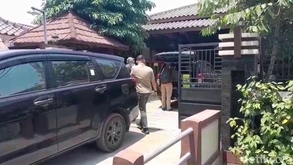 KPK Geledah Rumah Dirjen ATR/BPN Lampri di Nganjuk