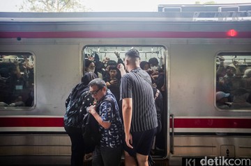 KRL Makin Padat, KAI Usul Impor Kereta Bekas untuk Tambah Armada