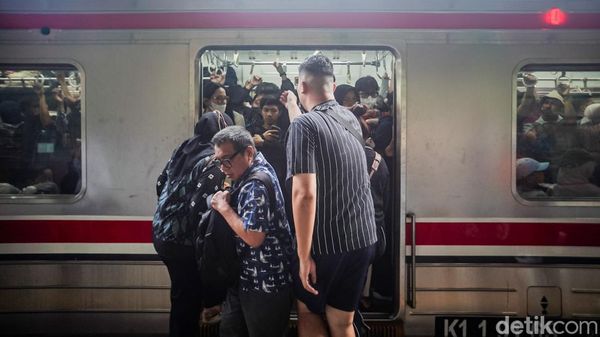 KRL Makin Padat, KAI Usul Impor Kereta Bekas untuk Tambah Armada