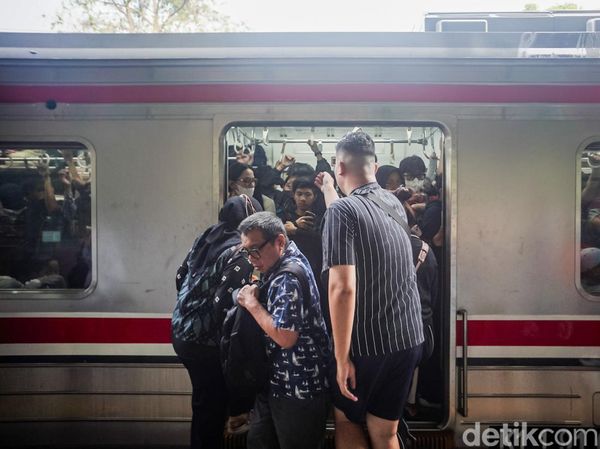 KRL Makin Padat, KAI Usul Impor Kereta Bekas untuk Tambah Armada