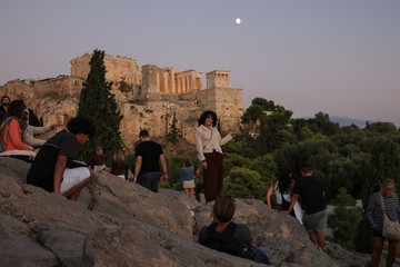 Menikmati Senja Musim Gugur dari Bukit Areopagus