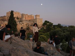 Menikmati Senja Musim Gugur dari Bukit Areopagus