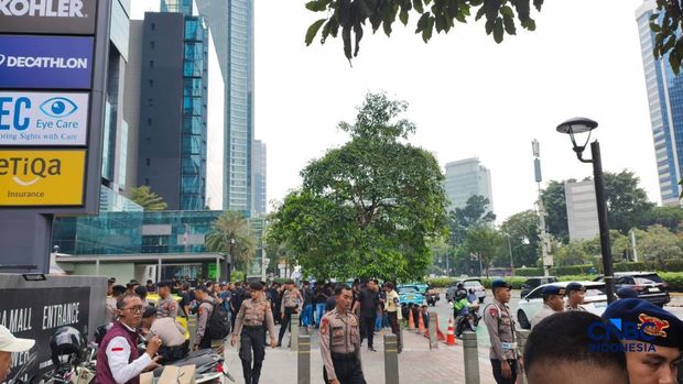 Menjelang aksi buruh sejumlah kepolisian berjaga di depan gedung Bank UOB, Jakarta, Kamis (24/9/2026). Menjelang aksi buruh sejumlah kepolisian berjaga di depan gedung Bank UOB, Jakarta, Kamis (24/9/2026). (/Emir Yanwardhana)
