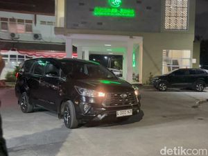 Belasan Penyidik KPK Naik 5 Mobil Tinggalkan Gedung BPN Jatim