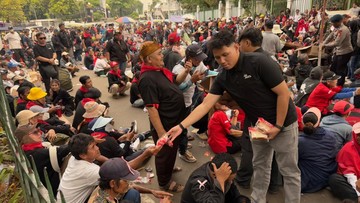 Momen Satgas Gakkum Polda Metro Bagikan Roti dan Air Mineral ke Massa Aksi