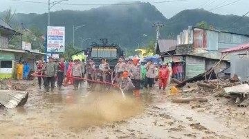Polri Gerak Cepat Evakuasi Warga Terdampak Banjir Bandang di Solok Sumbar