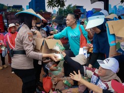 Polda Metro Bagikan Air Minum dan Makanan ke Massa Aksi di DPR