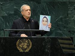 Sidang PBB, Presiden Iran Tampilkan Foto Anak Sekolah Korban Serangan AS