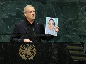 Sidang PBB, Presiden Iran Tampilkan Foto Anak Sekolah Korban Serangan AS
