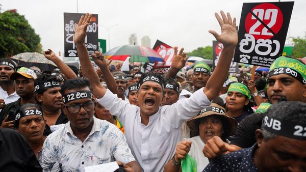 Ramai-ramai Tolak Amandemen ke-22, Massa Demo di Kolombo