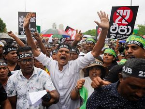 Ramai-ramai Tolak Amandemen ke-22, Massa Demo di Kolombo