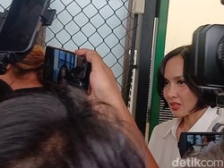 Video: Momen Sara Wijayanto Hadiri Sidang Cerai Perdana, Demian Absen