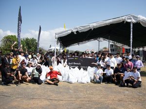 Bersih-bersih Pantai Padang Galak, Sensatia-Warga Kumpulkan 173 Kg Sampah
