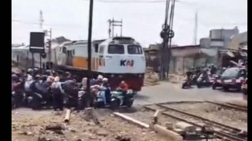 Motor-motor Nekat Terobos, Yang Paling Belakang Tertemper Kereta di Cikampek