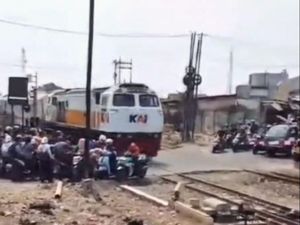 Motor-motor Nekat Terobos, Yang Paling Belakang Tertemper Kereta di Cikampek