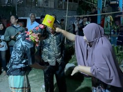 Korban Selamat KM Virgo Asal Mojokerto Jalani Ritual Siraman Air Kembang