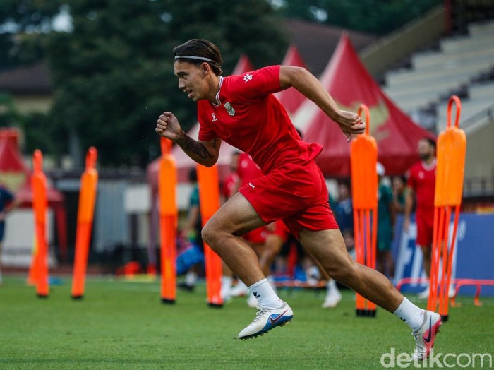 Timnas Indonesia menggelar latihan di Stadion PTIK, Jakarta, Kamis (24/9/2026), sebagai persiapan menghadapi laga perdana melawan Singapura dalam ajang FIFA ASEAN Cup 2026.