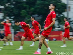 Bintang muda Timnas Indonesia, Luke Vickery, turut terlihat mengikuti latihan. Pemain berusia 20 tahun itu menjadi salah satu wakil Indonesia dalam daftar pemain muda yang patut diperhatikan oleh FIFA.