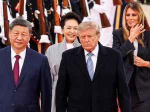 Video Momen Langka Trump Sambut Langsung Xi Jinping di Bandara, Bomber Melintas