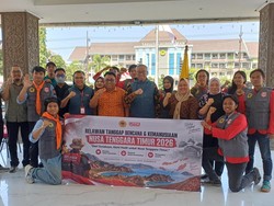 Puluhan Mahasiswa Untag Surabaya Diberangkatkan ke NTT Jadi Relawan