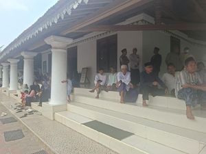 Warga Carita Datangi Masjid Salatkan Jenazah ABK Kapal 5 Jurnalis Hilang