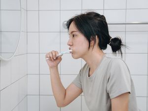 Sikat Gigi Sebaiknya Pas Mandi Pagi atau Habis Sarapan? Awas Kebalik, Dampaknya Serius
