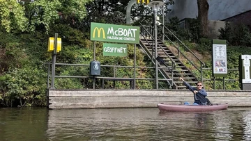 5 McDonald's Paling Unik di Dunia, Bisa Pesan Makanan dari Perahu!