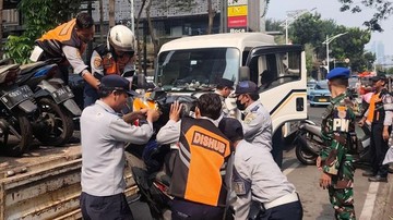 Parkir Liar di Senopati Kena Sidak, Motor-motor Diangkut Dishub