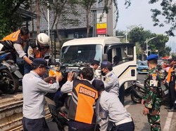 Parkir Liar di Senopati Kena Sidak, Motor-motor Diangkut Dishub