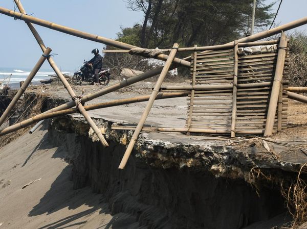 Abrasi Pantai Cangkring Putuskan Akses Jalan, Warga Bantul Harus Memutar