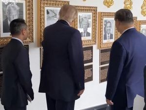 Ajak Xi Jinping Tur Gedung Putih, Trump Tunjukkan Foto Tanda Tangan Biden