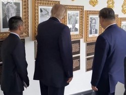 Ajak Xi Jinping Tur Gedung Putih, Trump Tunjukkan Foto Tanda Tangan Biden