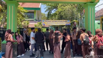 Kepsek SMP di Malang Dicopot Buntut Tempeleng Siswa