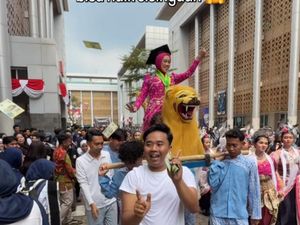 Viral Aksi Unik Wisudawati Rayakan Lulus dengan Nyawer dan Diarak Sisingaan